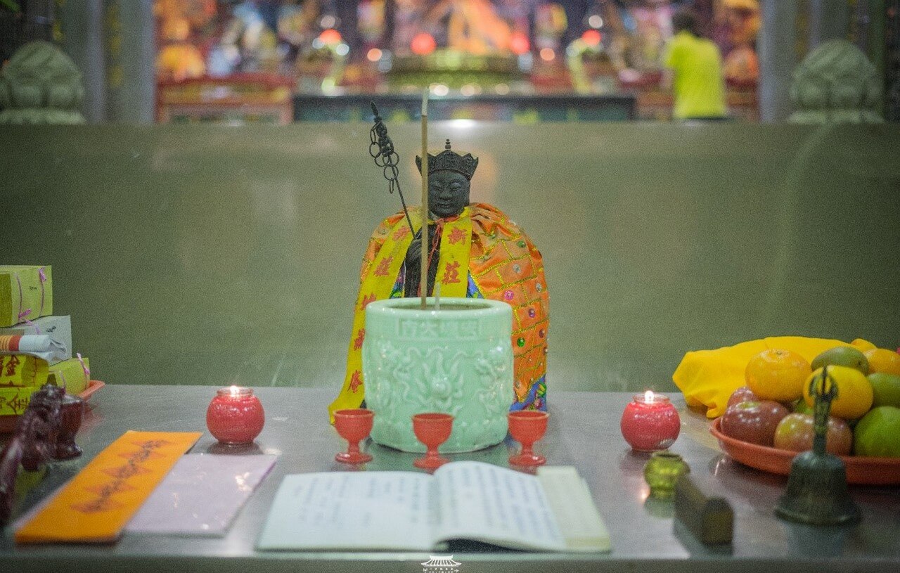 地藏菩薩的臨時案桌，案桌上可見法師所使用的淨杯、戒尺、金剛鈴、儀軌與疏文等。
