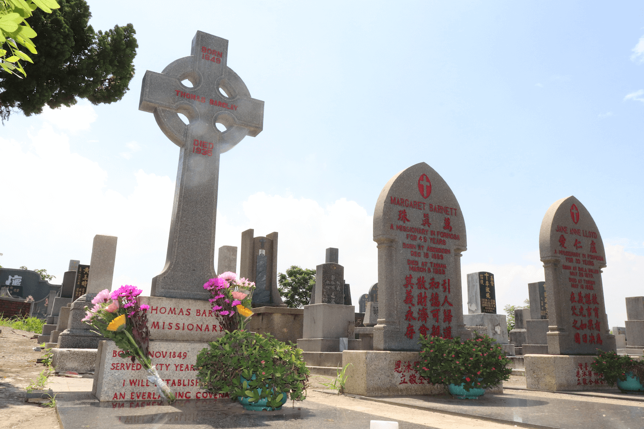 1943年遷葬至桶盤淺(今南山公墓內基督教墓園)的八位宣教師之墓,圖為上列前三位。